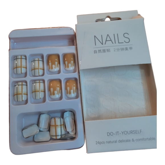 NAILS DO-IT-YOURSELF - Picture 2 of 3